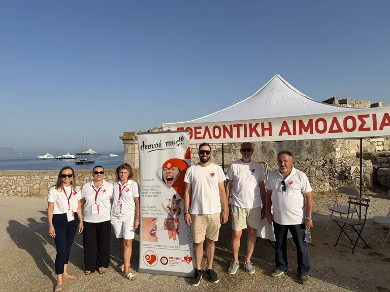 Η ομάδα του Συλλόγου «ΠΑΝΔΟΤΗΣ» στο ενημερωτικό σημείο για τη δωρεά μυελού των οστών στο Παλαιό Φρούριο Κέρκυρας